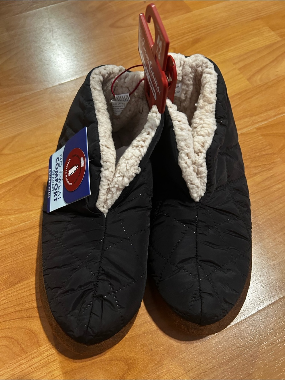 dearfoams NWT Black Quilted Women 7-8 Slipper with Cream Sherpa Lining - Picture 3 of 8